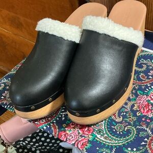 Old Navy Black Faux Leather Clog Mules with Cream Shearling Collar